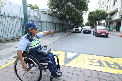 Trabajo. La agente Petita Torres controla el tránsito en Padre Aguirre, entre Baquerizo Moreno y Córdova.