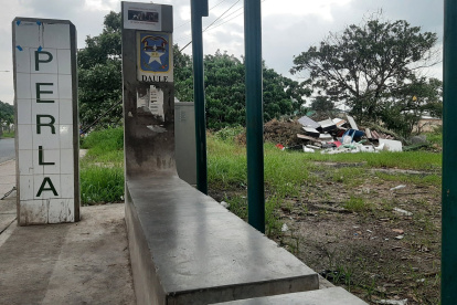Detrás de esta parada de buses de La Joya se han acumulado varios tipos de desechos.