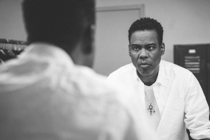 Chris Rock menciona que el comportamiento de Will Smith responde al hecho de que su esposa le haya sido infiel y lo haya confesado abiertamente.