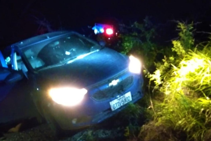 El auto quedó en medio de matorrales. El chofer cayó asesinado en plena vía y las tres mujeres junto al carro