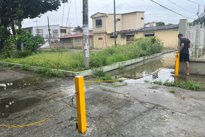 Espacio. Esta cadena mide al menos cuatro metros de largo.