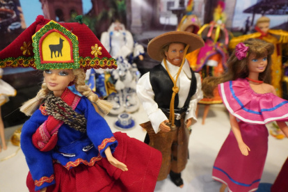 Fotografía de una maqueta que representa los trajes típicos bolivianos durante una exposición de más de 3.000 muñecas Barbie, en La Paz (Bolivia).