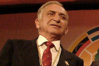 Fotografía de archivo, tomada en febrero de 2004, en la que se registró al exárbitro brasileño de fútbol Romualdo Arppi Filho, durante una condecoración otorgada por la Conmebol.