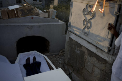 Fotografía de archivo en la que se registró el detalle de un ataúd, en un cementerio de Puerto Príncipe (Haití).