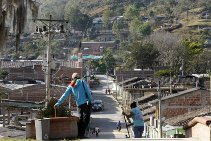 Un miembro de la guardia indígena observa las calles de Toribio, Cauca (Colombia).