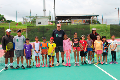 Andrés Gómez con niños de entre 5 y 9 años en la academia.