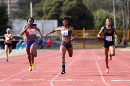 Anahí en la prueba de los 400 m donde hubo rivales de Cuba y Colombia.