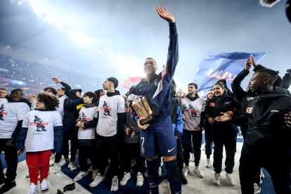 Kylian Mbappe recibió el trofeo con el que se consagra como el máximo artillero de ese club en la liga de ese país con 201 goles.