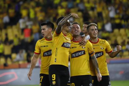 Fernando Gaibor (i) y Damián el ‘Kitu’ Díaz (c) celebran con parte de los protagonistas del resultado 5-0 ante el Delfín, la noche del sábado pasado. El equipo de Fabián Bustos presentó mucho más orden e idea de juego.