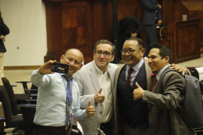 Los integrantes de la bancada correísta fueron los que más festejaron la aprobación del informe.