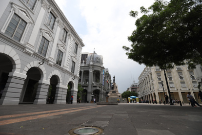 Casco. Los edificios del Municipio, la Gobernación del Guayas, en el centro, son algunos de los inmuebles patrimoniales con que cuenta la ciudad.