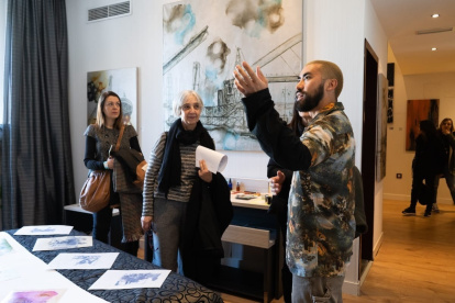 Uno de los pintores nacionales habla sobre su trabajo con visitantes. Las obras exhibidas se quedaron en Madrid para exposiciones individuales en el Centro Cultural Ecuatoriano.