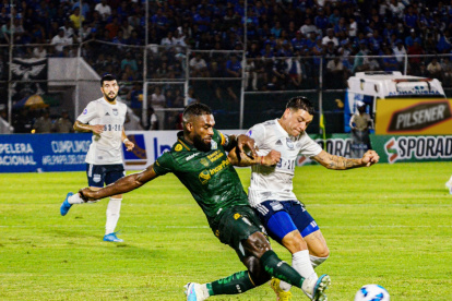 Gabriel Achilier (i), exEmelec, marcó el primer gol de Orense.