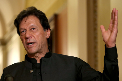 Imran Khan, ex primer Ministro, es defendido por sus  fanáticos.