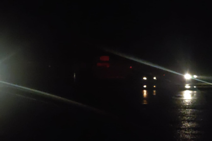 Oscuridad. Para complicar el trabajo de los militares y policías en el sector se cortó la energía eléctrica.