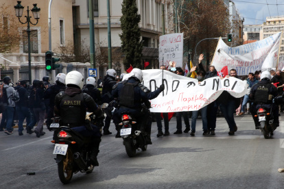 Atenas. Manifestantes se enfrentaron contra la policía griega que trató de aplacar el furor de la marea humana con granadas