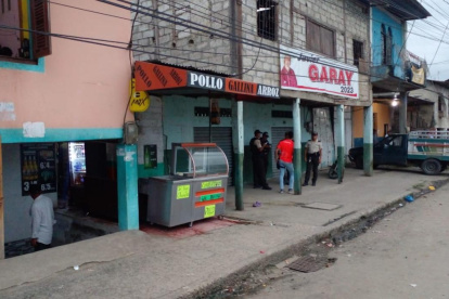 La Policía Nacional levantaba evidencias en el sitio del hecho violento en Daule, Guayas