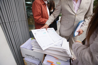 Denuncia. Decenas de documentos se presentaron en la Fiscalía como evidencia de posibles inconsistencias.