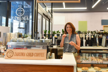 Diana Aguilar, propietaria de Zaruma Gold Coffe, en su local en Dumbo.