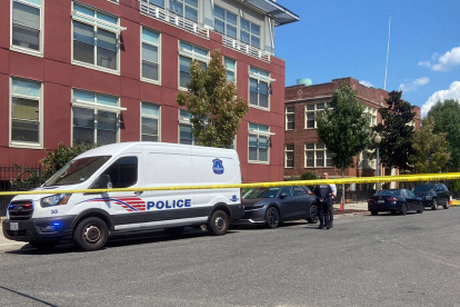 Imagen de archivo de agentes del Departamento de la Policía de EE. UU. en el lugar de un tiroteo.