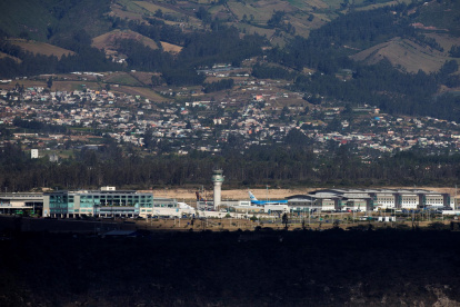 Fotografía de archivo en la que se registró una toma general panorámica del Aeropuerto Internacional Mariscal Sucre, en Quito (Ecuador).