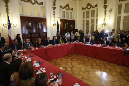 El presidente del Senado, Álvaro Elizalde (c-i), el presidente de la Cámara de Diputados, Vlado Mirosevic (c-d), la vicepresidenta del Senado, Luz Ebensperger (3-i), y la vicepresidenta de la Cámara de Diputados, Catalina Pérez (2-d), se reúnen hoy con los 24 expertos designados para elaborar un borrador de nueva Constitución, en Santiago (Chile).
