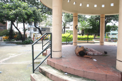 Mendigos pernoctan en un parque de la ciudadela Bellavista.