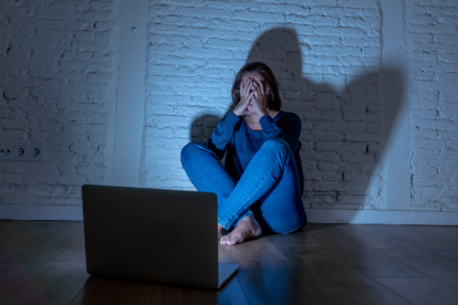 Comentarios ofensivos, amenazas, insultos y otros tipos de lenguaje intimidatorio se replican tanto en la vida vida pública y privada en línea