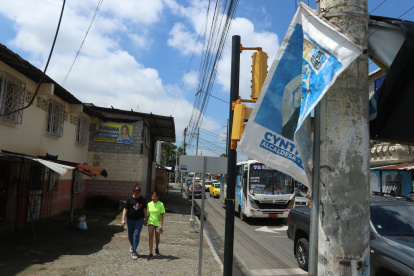En algunos sectores se puede ver una misma calle se puede ver varios afiches de políticos