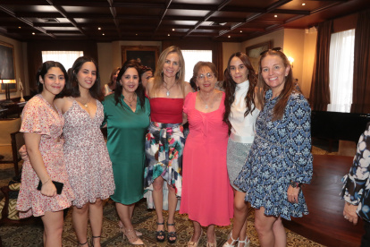 Victoria y Nuria Wright, Nuria de Wright, Bárbara de Arízaga, Nuria de Pérez, María Laura de Gangotena y María José de Burbano.