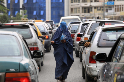 Una mujer afgana pide limosna en una calle de Kabul el 11 de abril de 2022.