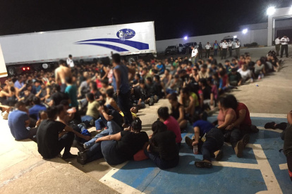 México rescató la noche del 5 de marzo a 343 migrantes de varios países, entre ellos de Ecuador, abandonados en la caja de un tráiler en Veracruz.