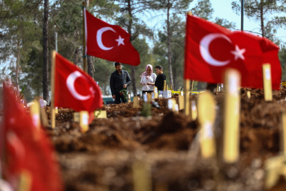 Los familiares de las víctimas del terremoto lloran ante las tumbas de sus deudos que perdieron la vida en los poderosos sismos, en Kahramanmaras
