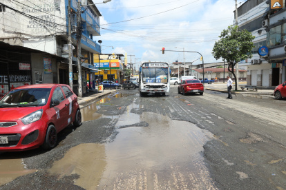 Así permanece la calle 29 y García Goyena, con huecos, lodo y agua empozada.