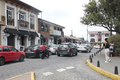 Renovado. Los locales comerciales, alrededor del parque central, fueron renovados y lucen totalmente modernos, conservando un aire campestre. Muchos pertenecen a marcas reconocidas y costosas.