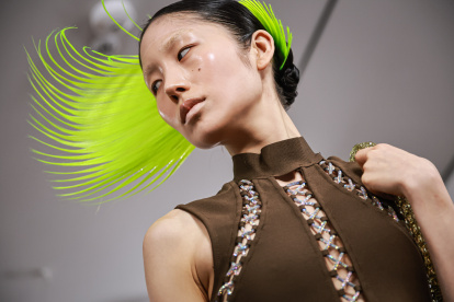 En la colección Womenswear del diseñador suizo Kevin Germanier en el Paris Fashion Week, el color verde limón apareció en inesperados accesorios.