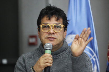 Fotografía de archivo en la que se registró al alto comisionado para la Paz en Colombia, Danilo Rueda, durante una conferencia de prensa, en Bogotá (Colombia).