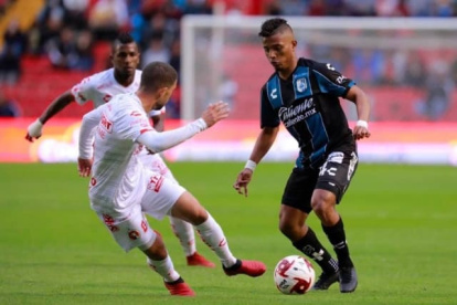 Jonathan Perlaza (d) sigue ganando minutos en el Querétaro.