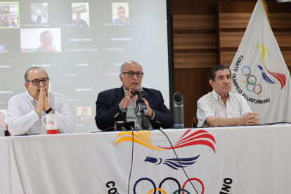 Jorge Delgado, presidente del Comité Olímpico Ecuatoriano (c), encabezó el anuncio del ‘documento reclamo’ en el que 27 federaciones cierran fila ante la medida.