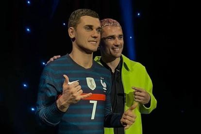 Griezmann con la estatua vistiendo la selección.