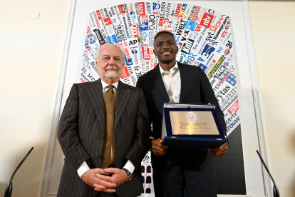 Aurelio De Laurentiis (i), presidente de Nápoles, junto al delantero Victor Osimhen.