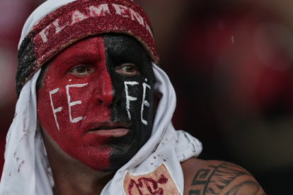 Los aficionados vuelven a sufrir las consecuencias tras batalla campal entre barras.