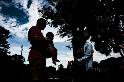 Instancia. Los inmigrantes Georgy Eliseev y Marina Morunova cuidan a sus hijos en un parque de Buenos Aires.