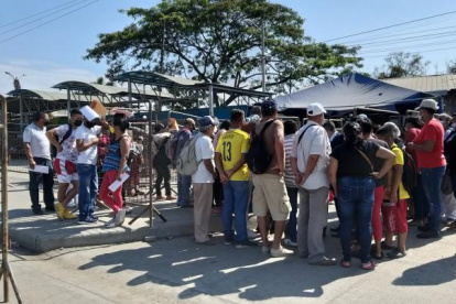 Las necesidades y ayudas que necesiten los convictos son resueltas a través de transferencias bancarias. En caso no hacerlo ellos o sus allegados son torturados.