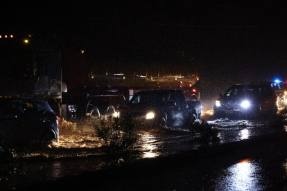 Con las manos en la parte trasera del auto, empieza a empujarlo. No es suficiente. La fuerza del agua no permite hacer mucho. En ese momento, uno de sus compañeros se percata de la situación y va a ayudarle.

Entre los dos lograron sacar la camioneta. El conductor solo hace un ademán y continúa su camino. La escena se repite en bucle cada ciertos minutos, cuando algún conductor no se percata de la inundación y pierde el control de su automotor.

“Hace un rato casi se vuelca un tráiler porque como todo está oscuro, no alcanzó a ver que iba de frente al agua”, comenta Robalino.

Las lluvias en este sector empezaron sobre las 16:00, pero con el paso de las horas fue acrecentando, empeorando la situación.

Todo esto generó que algunos árboles se cayeran y hubiera derrumbes en ciertos sectores de la carretera.

“Tenemos que continuar aquí hasta que la situación sea segura para todos los que transiten en esta zona, sin importar el tiempo que nos quedemos”, concluyó el agente.