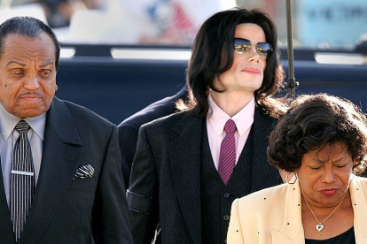Michael Jackson saliendo del juzgado en California.