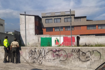 Los vecinos realizaron una minga para limpiar los símbolos de la supuesta banda