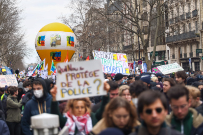 Los manifestantes se manifiestan durante una protesta contra la reforma del sistema de pensiones prevista por el gobierno francés, en París, Francia.