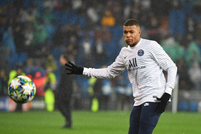 El delantero francés del Paris Saint-Germain, Kylian Mbappe, se calienta antes del partido de fútbol del grupo A de la UEFA Champions League contra el Paris Saint-Germain FC en el estadio Santiago Bernabeu en Madrid el 26 de noviembre de 2019. / AFP / GABRIEL BOUYS FBL-C1-EUR-REAL MADRID-PSG |




Paris Saint-Germain"s French forward Kylian Mbappe warms up before the UEFA Champions League group A football match against Paris Saint-Germain FC at the Santiago Bernabeu stadium in Madrid on November 26, 2019. / AFP / GABRIEL BOUYS FBL-C1-EUR-REAL MADRID-PSG |