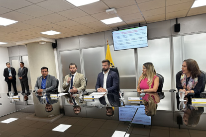 El ministro de Finanzas, Pablo Arosemena, en rueda de prensa con representantes de los GAD.